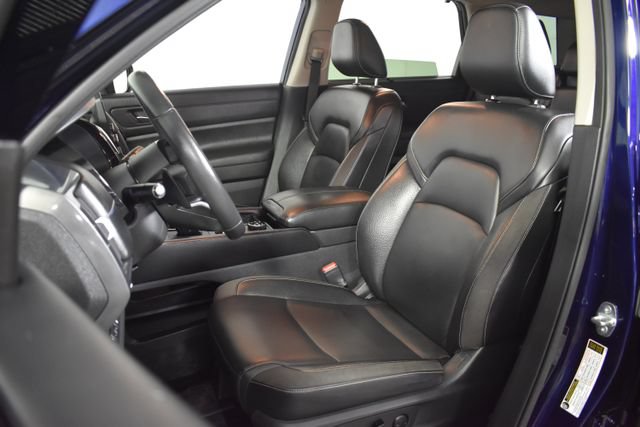 Used 2022 Nissan Pathfinder SL w/ SL Black Package AWD/4WD image 9