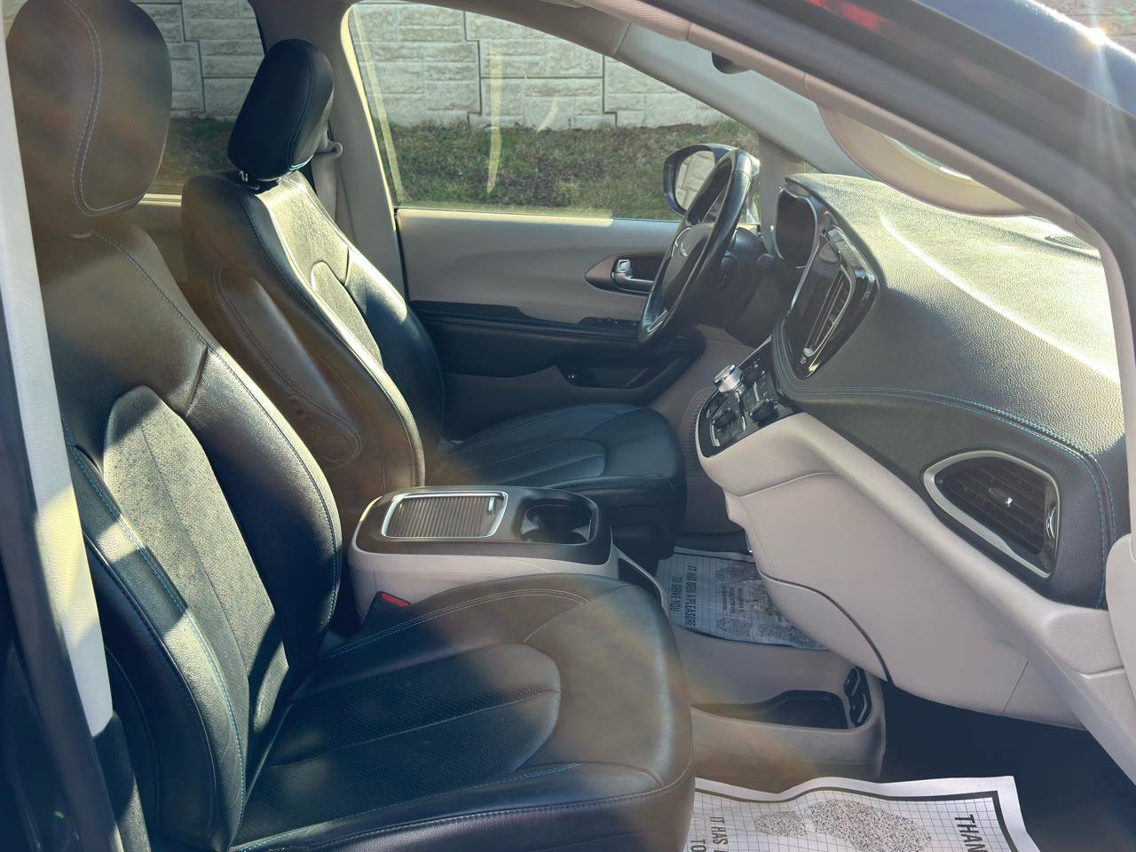Used 2021 Chrysler Pacifica Touring-L FWD image 38