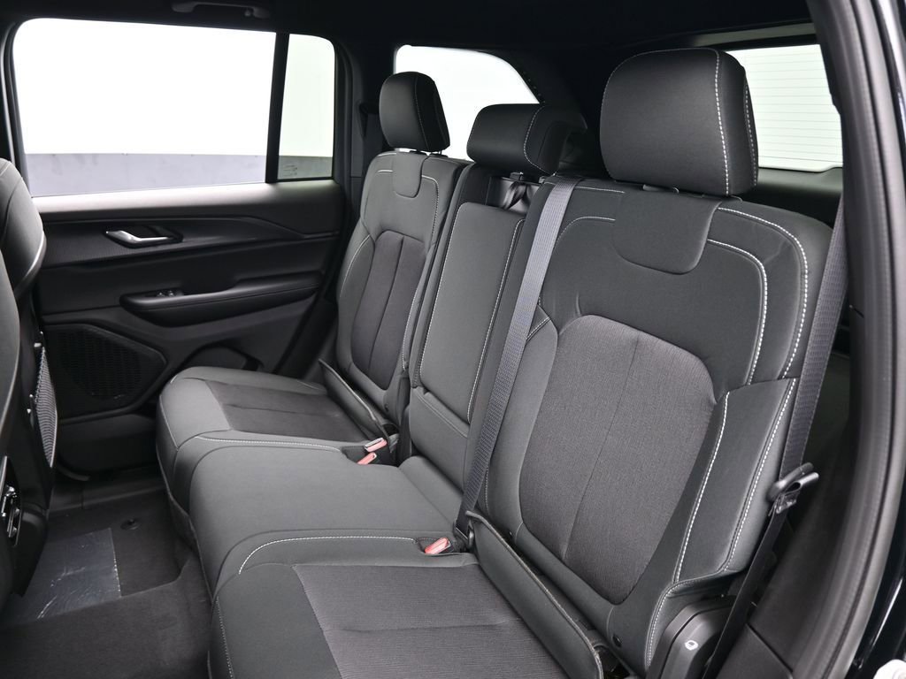 Used 2025 Jeep Grand Cherokee Laredo AWD/4WD image 28