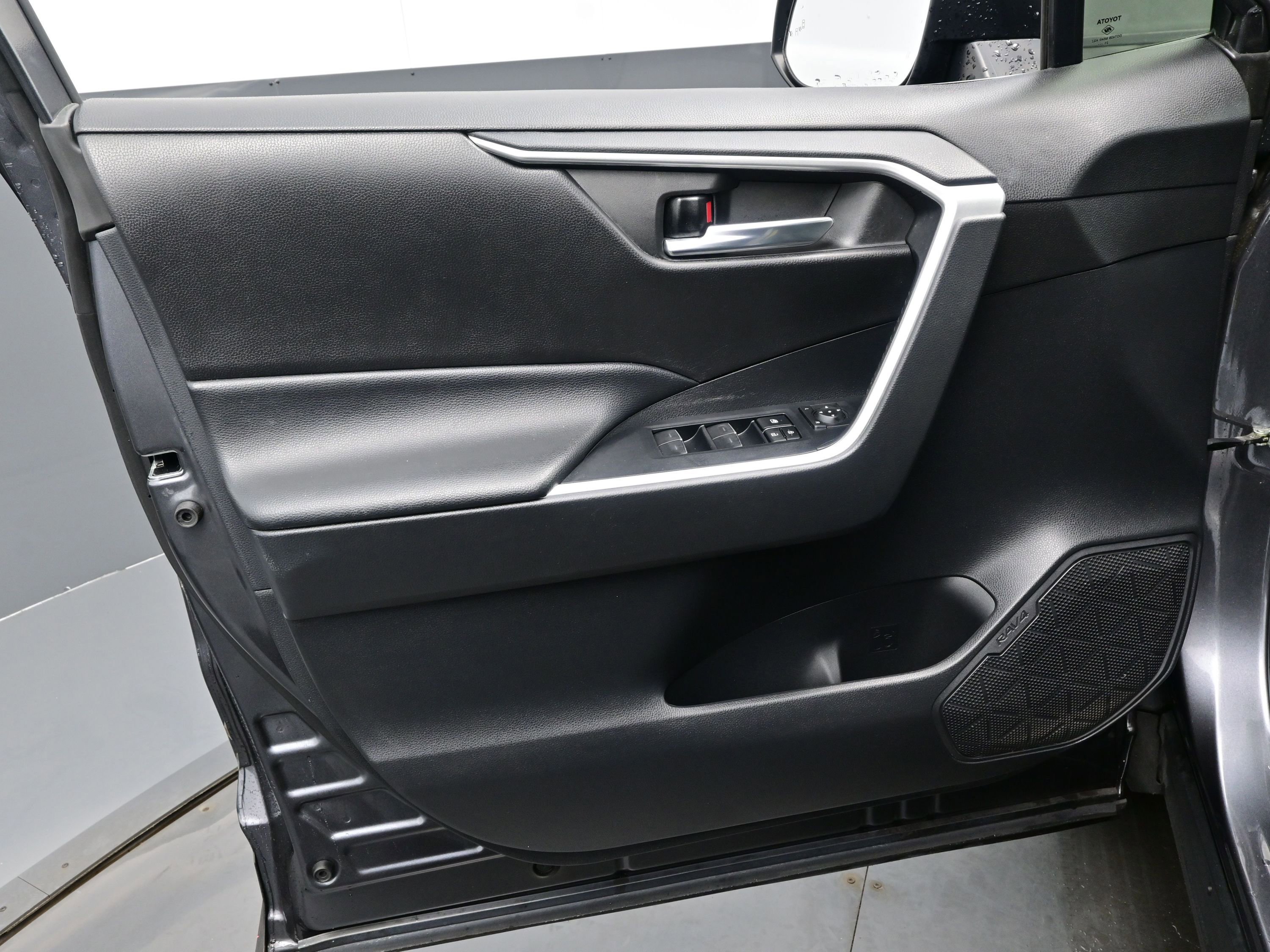 Used 2022 Toyota RAV4 XLE image 9