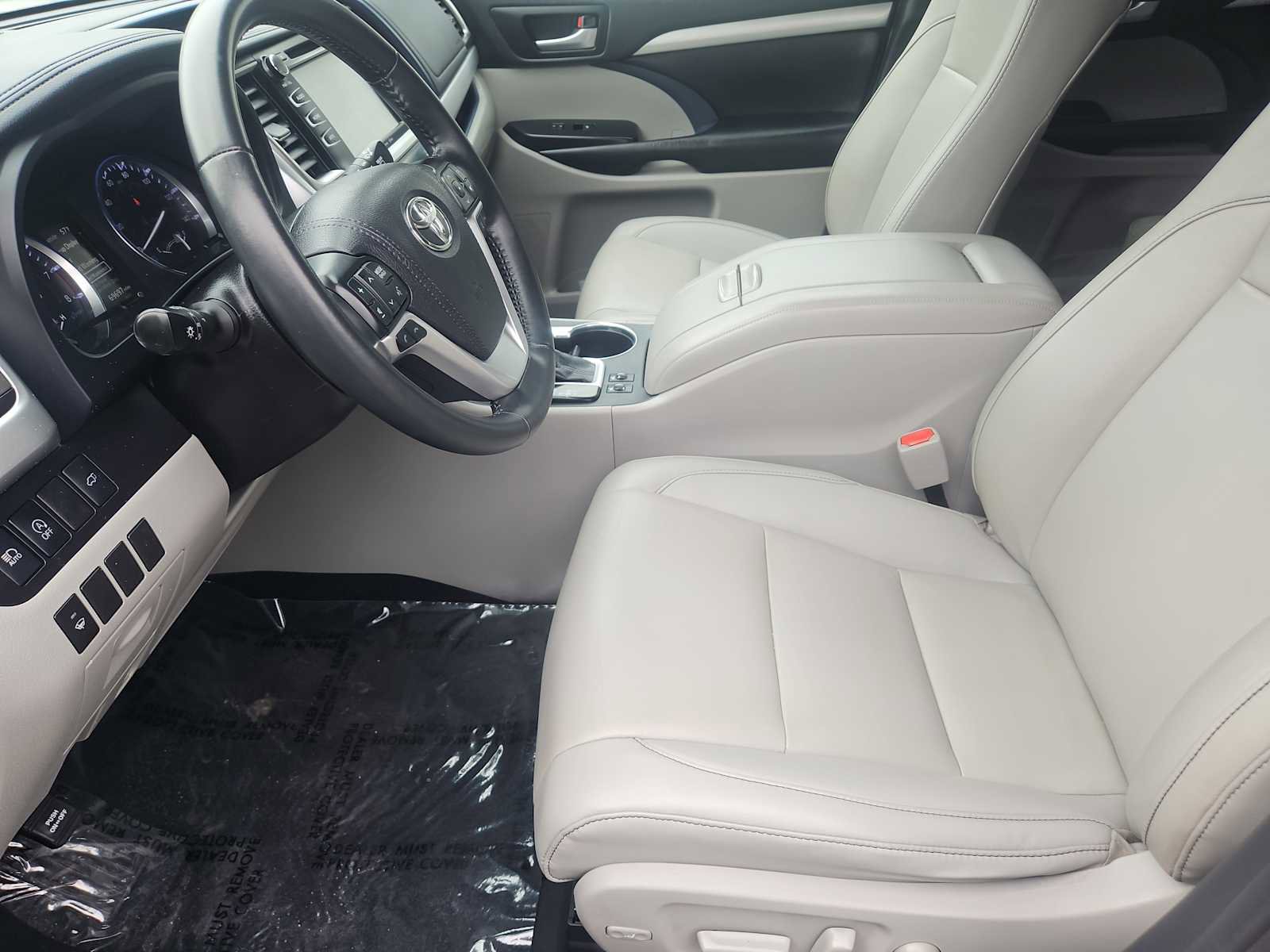 Used 2019 Toyota Highlander XLE AWD/4WD image 18