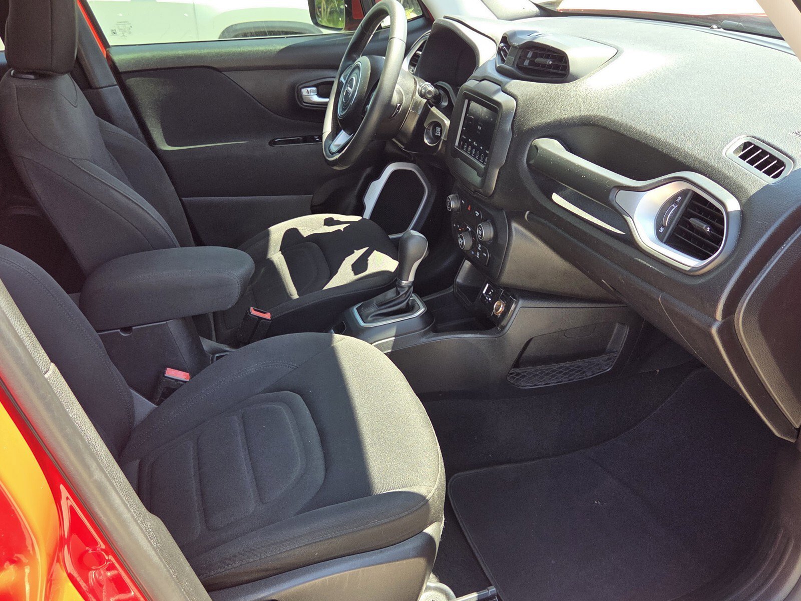 Used 2019 Jeep Renegade Latitude FWD image 11