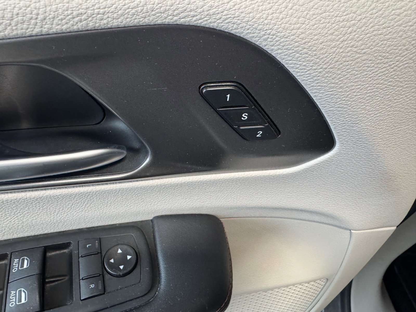 Used 2020 Chrysler Pacifica Touring-L Plus image 17