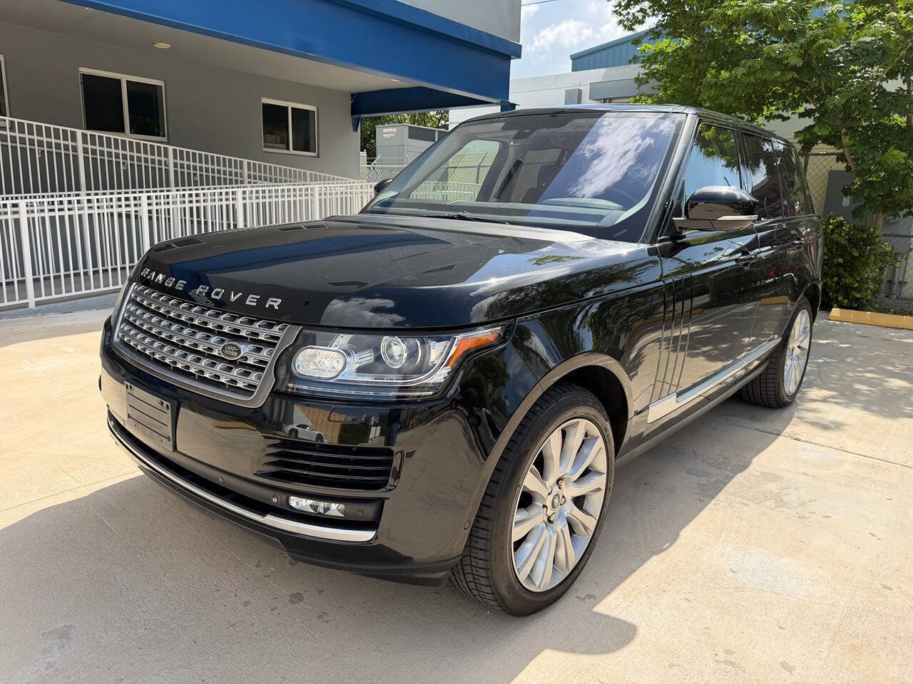 Used 2015 Land Rover Range Rover Supercharged AWD/4WD image 2