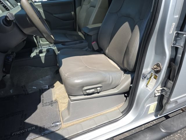 Used 2015 Nissan Frontier SL w/ Moonroof Package AWD/4WD image 16