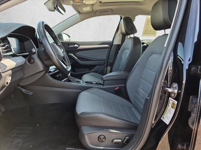 Used 2025 Volkswagen Jetta SE FWD image 16