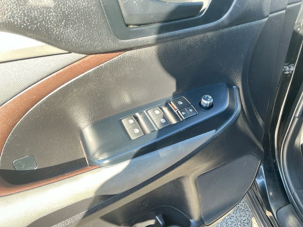 Used 2019 Toyota Highlander LE FWD image 16