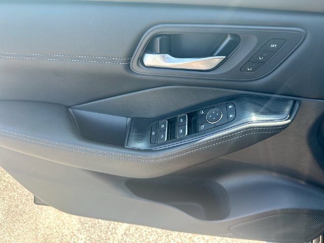 Used 2023 Nissan Rogue SL AWD/4WD image 15