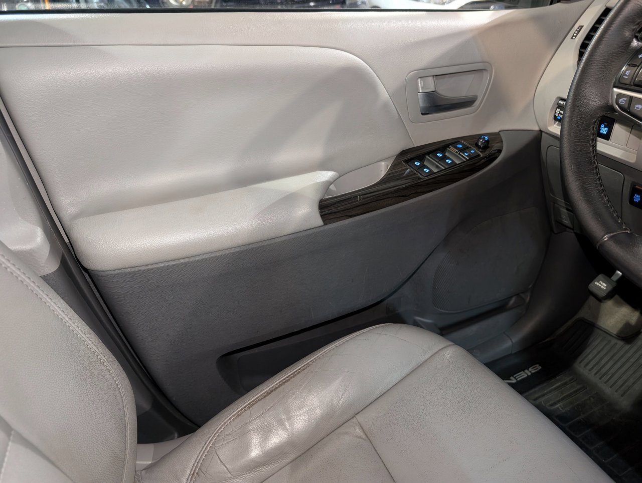 Used 2017 Toyota Sienna XLE Premium image 37