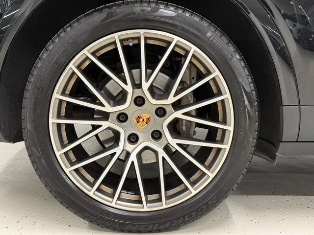 Certified 2023 Porsche Cayenne Platinum Edition image 13