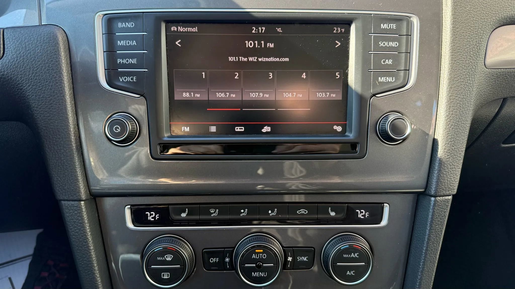 Used 2016 Volkswagen e-Golf SE w/ DC Fast Charging Package image 16