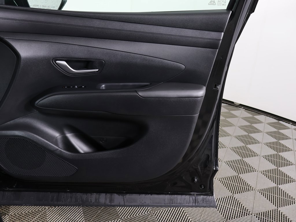 Certified 2025 Hyundai Tucson SE image 19