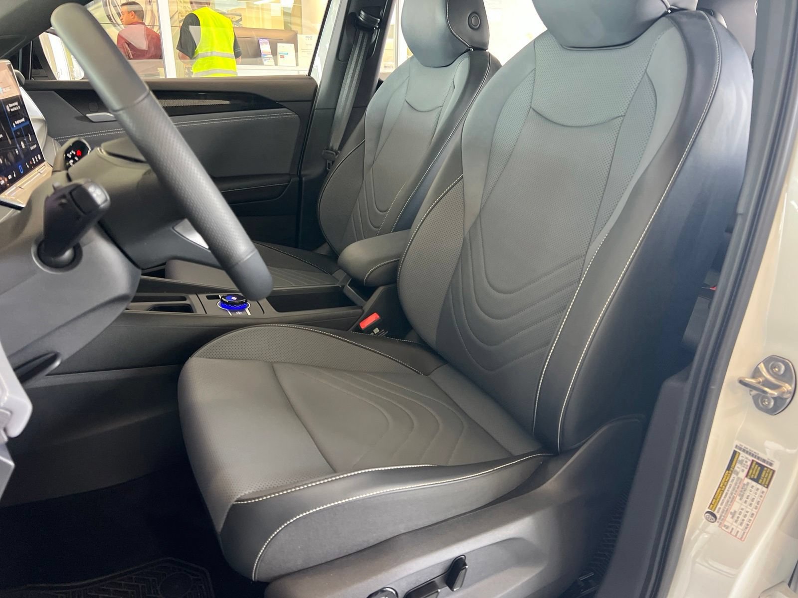 Used 2025 Volkswagen Tiguan SE R-Line FWD image 28