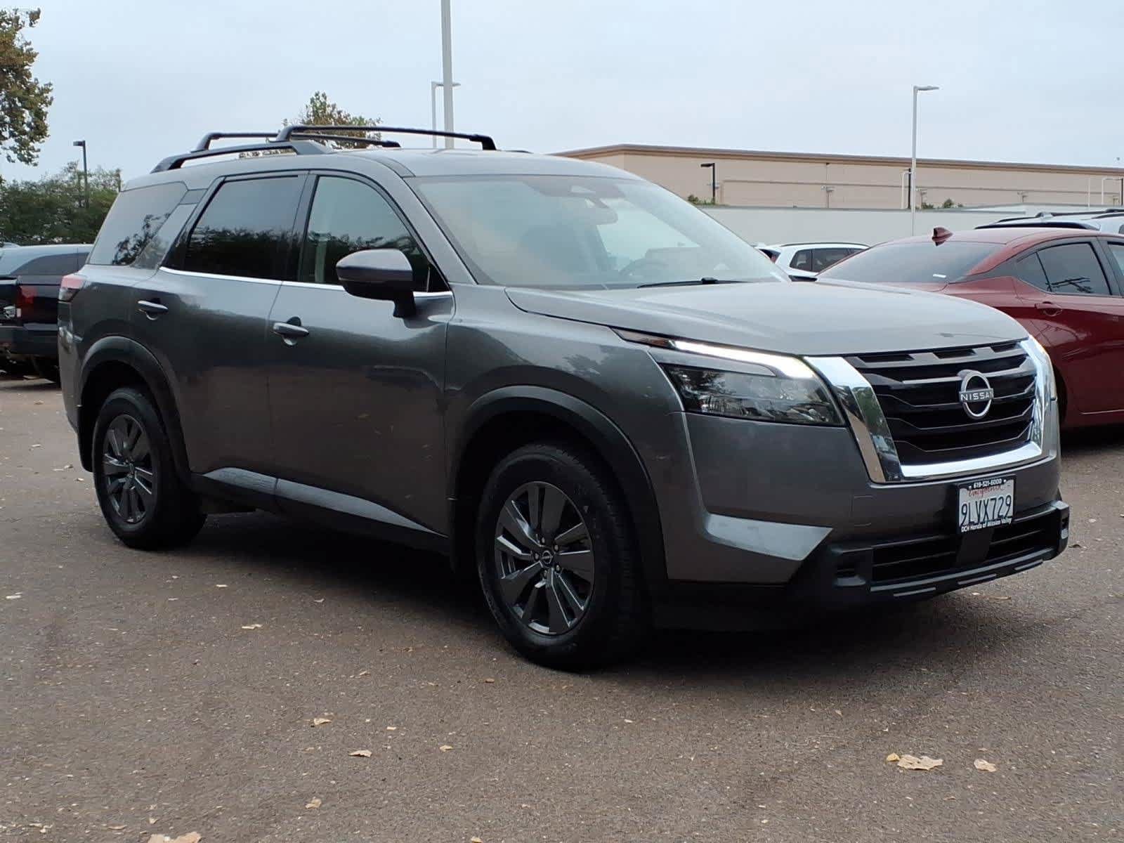 Used 2024 Nissan Pathfinder SV w/ SV Premium Package FWD image 3