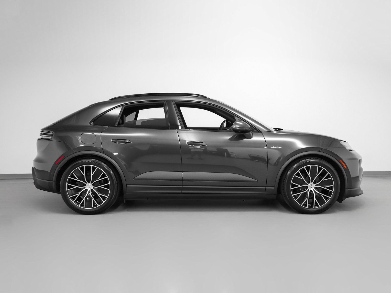 Certified 2025 Porsche Macan 4 Electric image 13