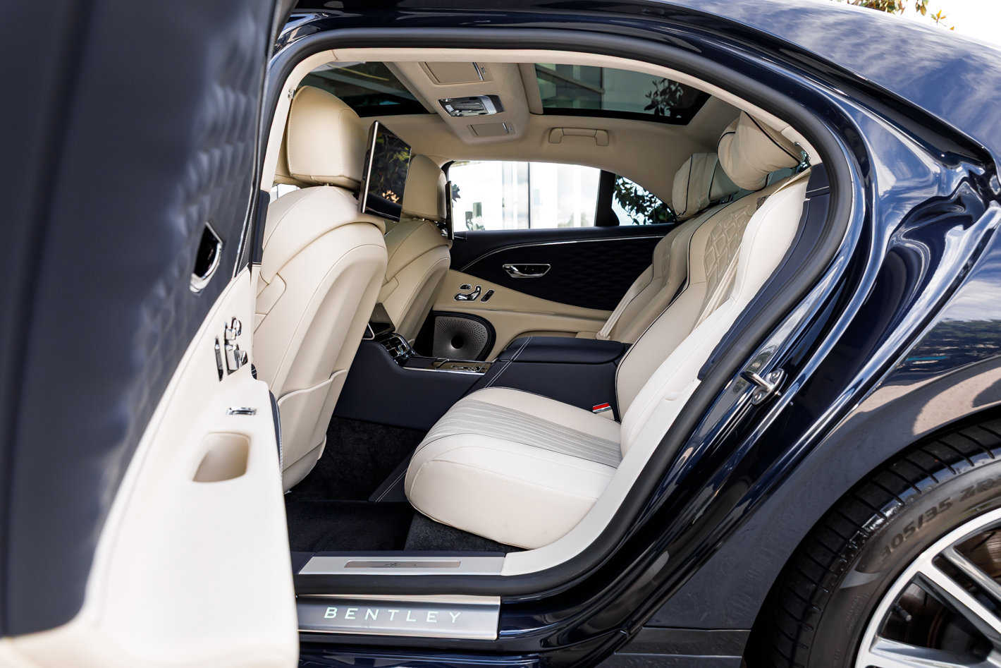 Used 2023 Bentley Flying Spur Azure AWD/4WD image 28