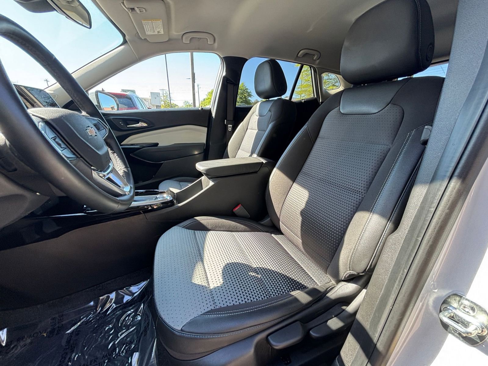 Used 2025 Chevrolet Trax LT w/ LT Convenience Package image 37