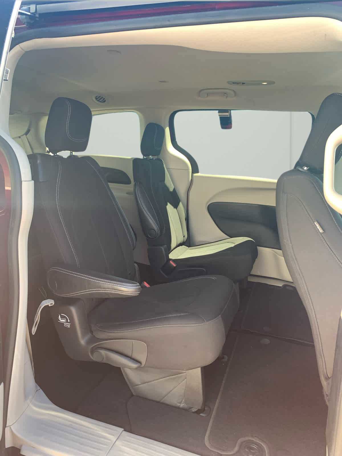 Used 2023 Chrysler Voyager LX image 13