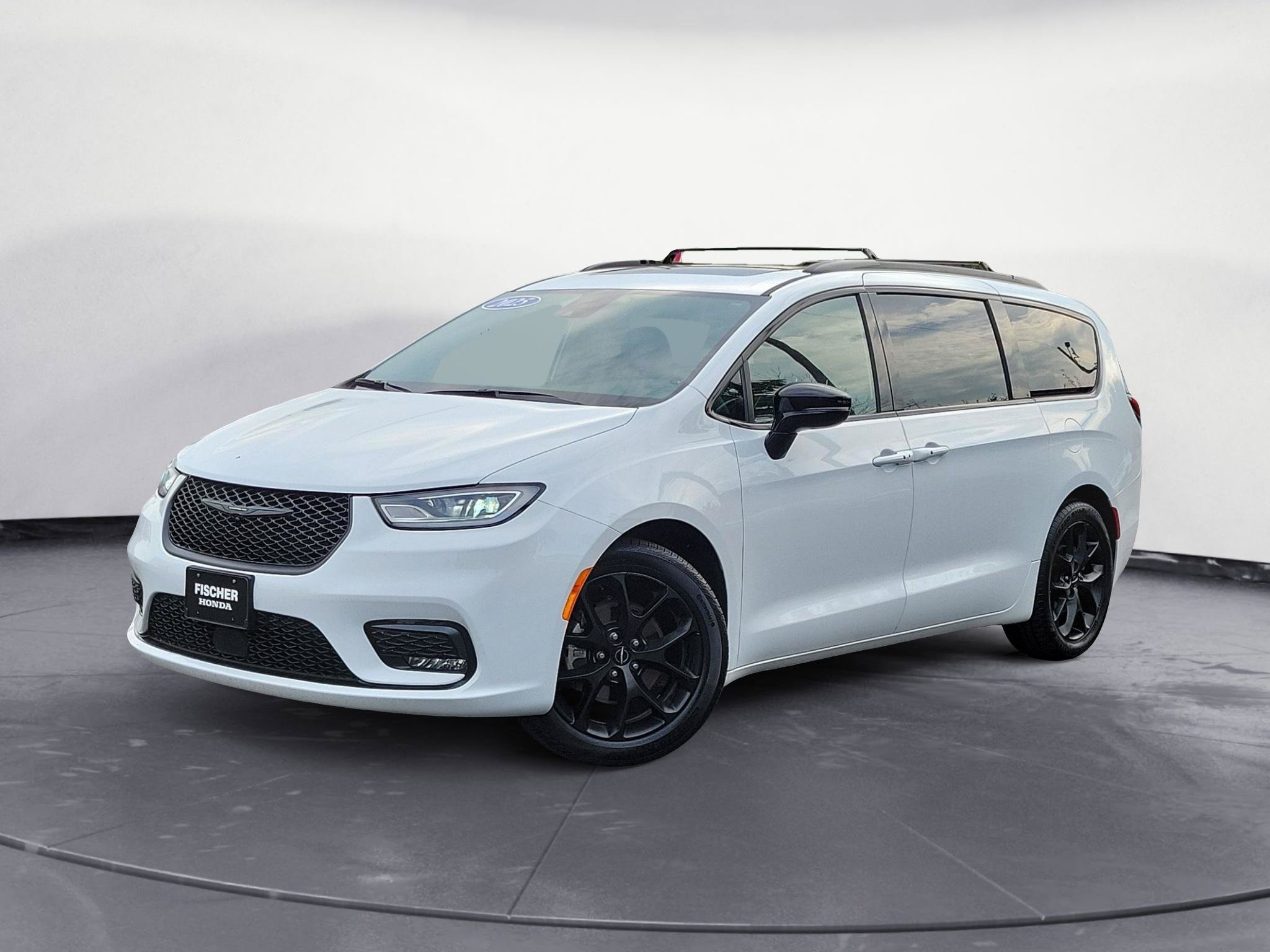 Used 2025 Chrysler Pacifica Limited FWD image 1