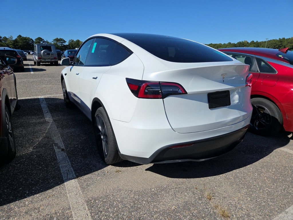 Used 2024 Tesla Model Y 2WD image 3
