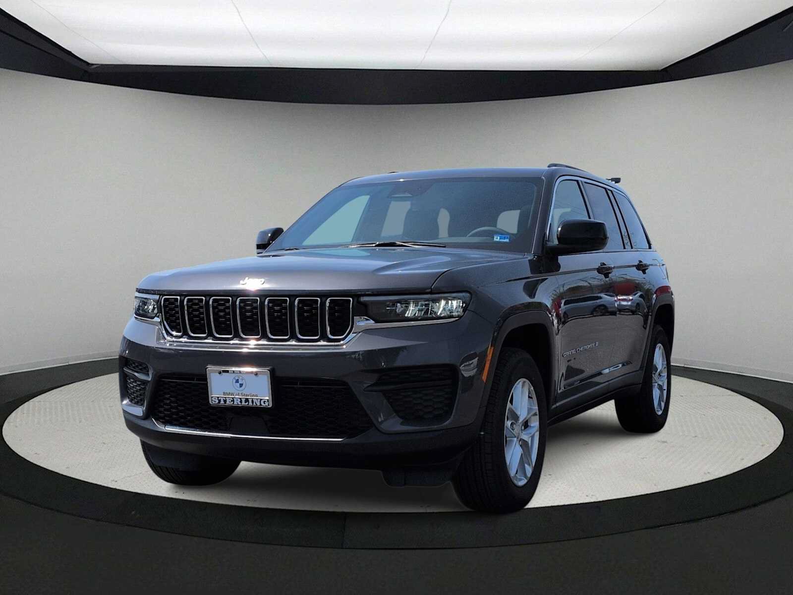 Used 2025 Jeep Grand Cherokee Laredo X AWD/4WD image 4