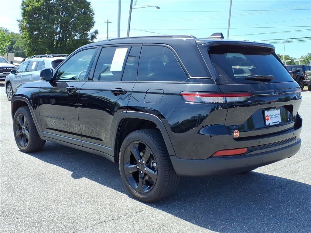 Used 2024 Jeep Grand Cherokee Altitude AWD/4WD image 5