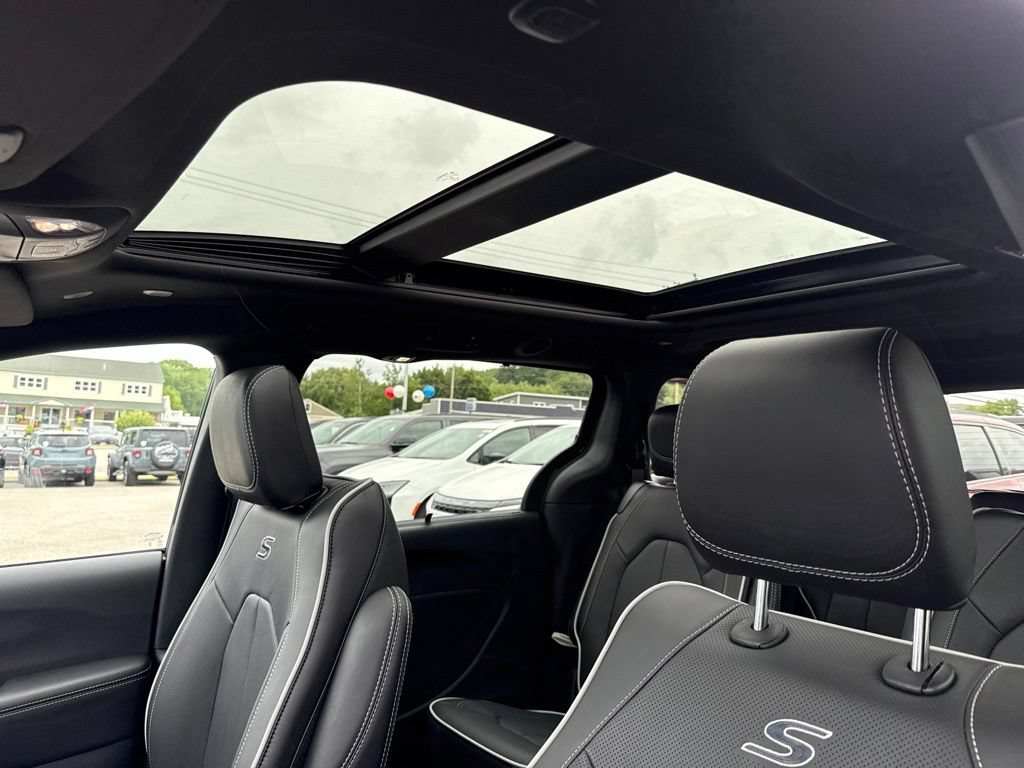 New 2027 Chrysler Pacifica Limited AWD/4WD image 16