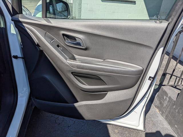 Used 2020 Chevrolet Trax LT w/ LT Convenience Package image 17