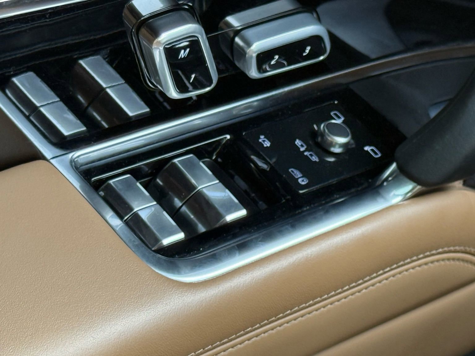 Used 2023 Land Rover Range Rover Long Wheelbase SE image 45