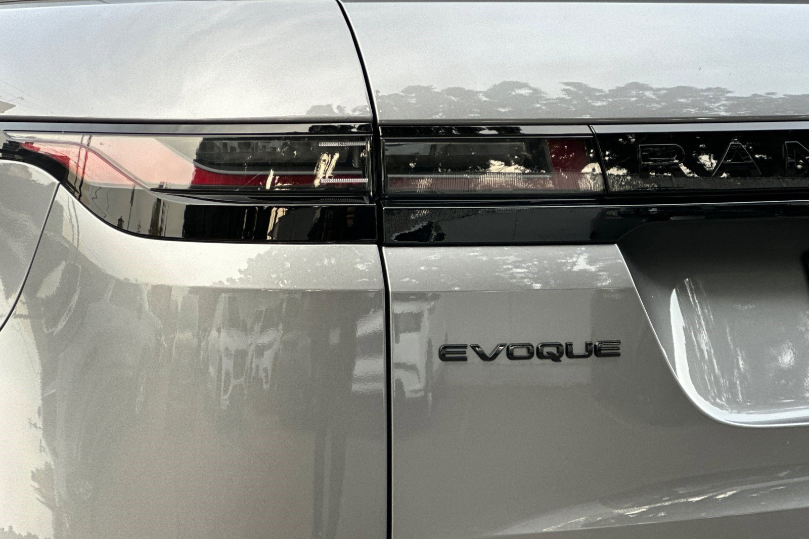 Used 2024 Land Rover Range Rover Evoque Dynamic SE image 14