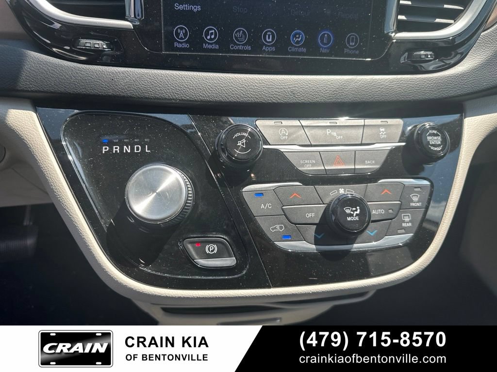 Used 2017 Chrysler Pacifica Touring-L FWD image 26