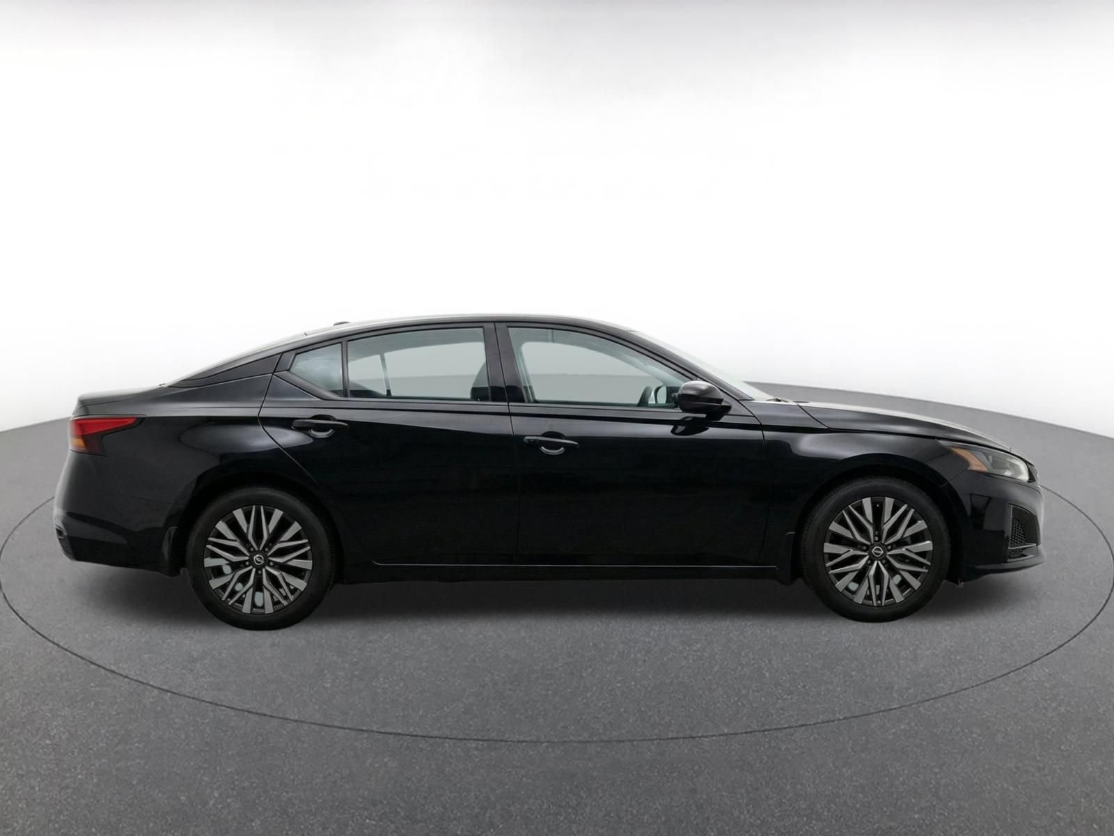 Used 2025 Nissan Altima 2.5 SV FWD image 9