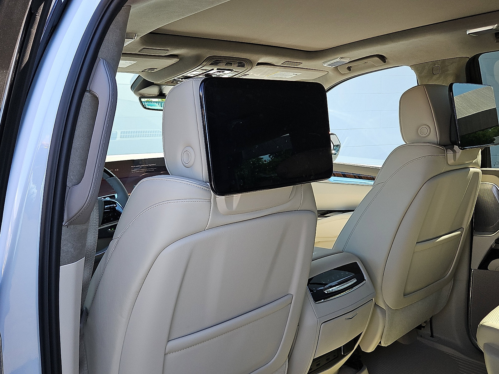 New 2026 Cadillac Escalade Platinum Sport w/ LPO, ONYX Package AWD/4WD image 9