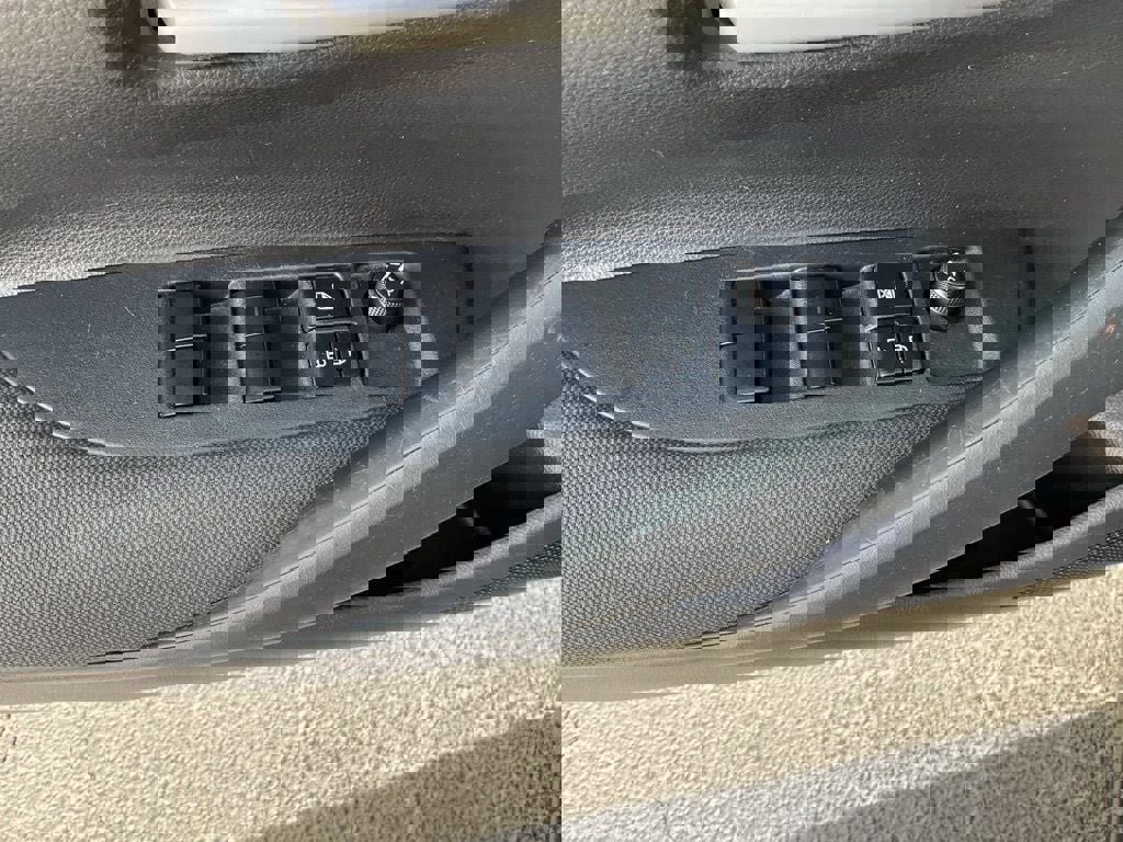 Used 2020 Toyota Corolla LE image 4