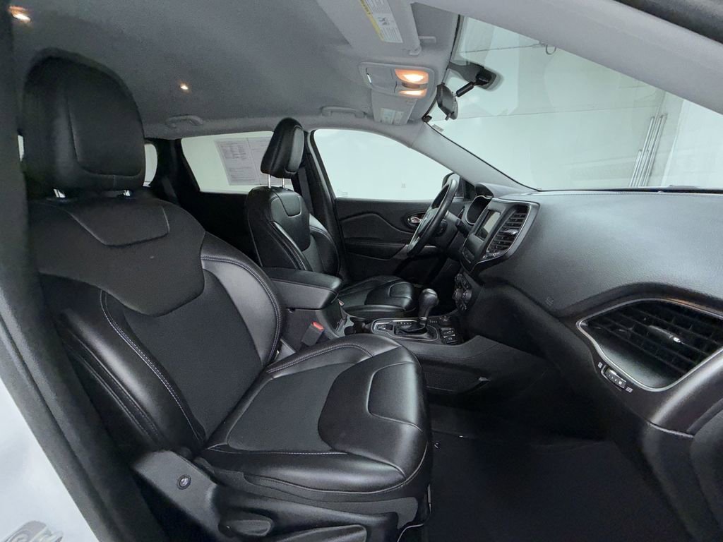 Used 2019 Jeep Cherokee Latitude Plus AWD/4WD image 13