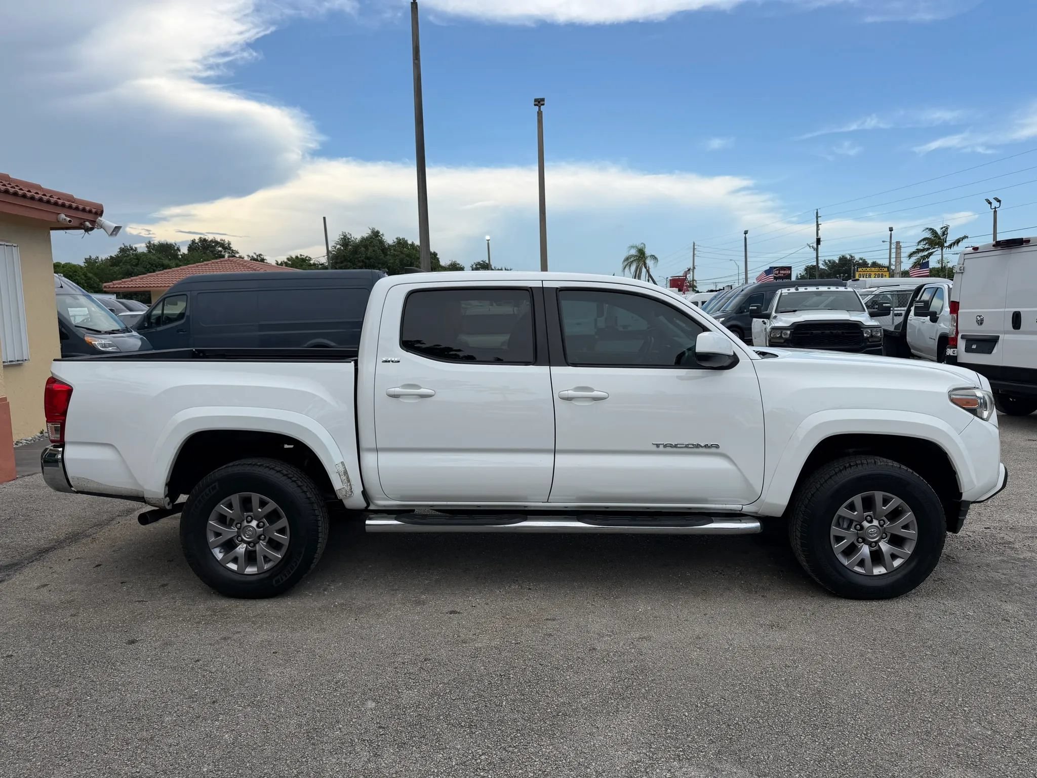 Used 2017 Toyota Tacoma SR5 w/ Tow Package RWD image 8