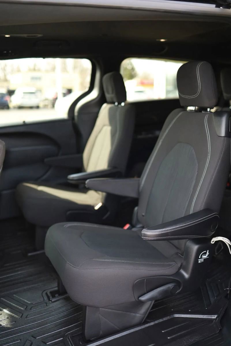 Used 2021 Chrysler Pacifica Touring w/ Uconnect Theater Family Group image 33