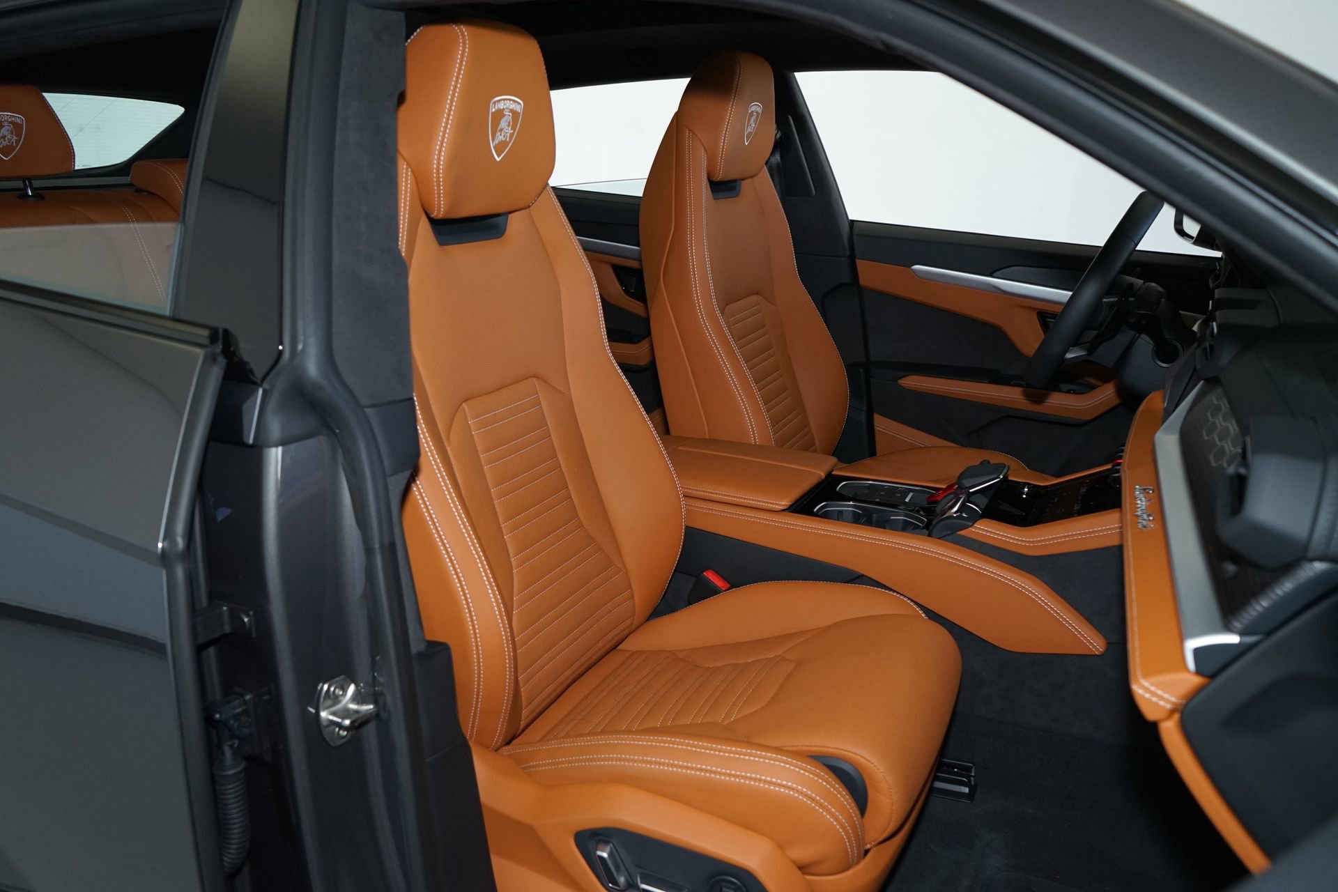 Used 2025 Lamborghini Urus SE image 11