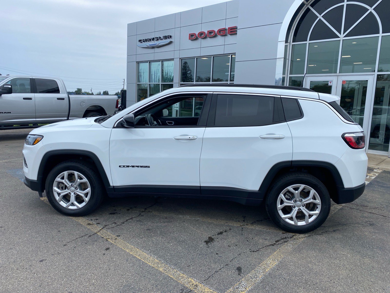 Used 2024 Jeep Compass Latitude AWD/4WD image 2