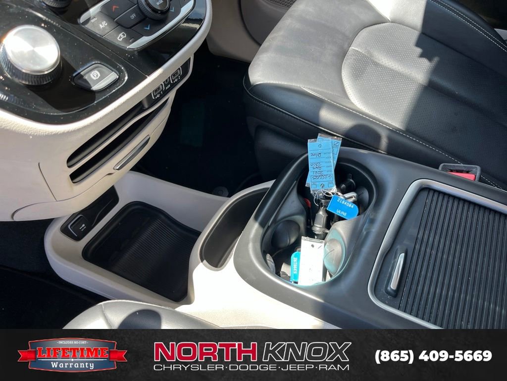 Used 2023 Chrysler Pacifica Touring-L FWD image 11