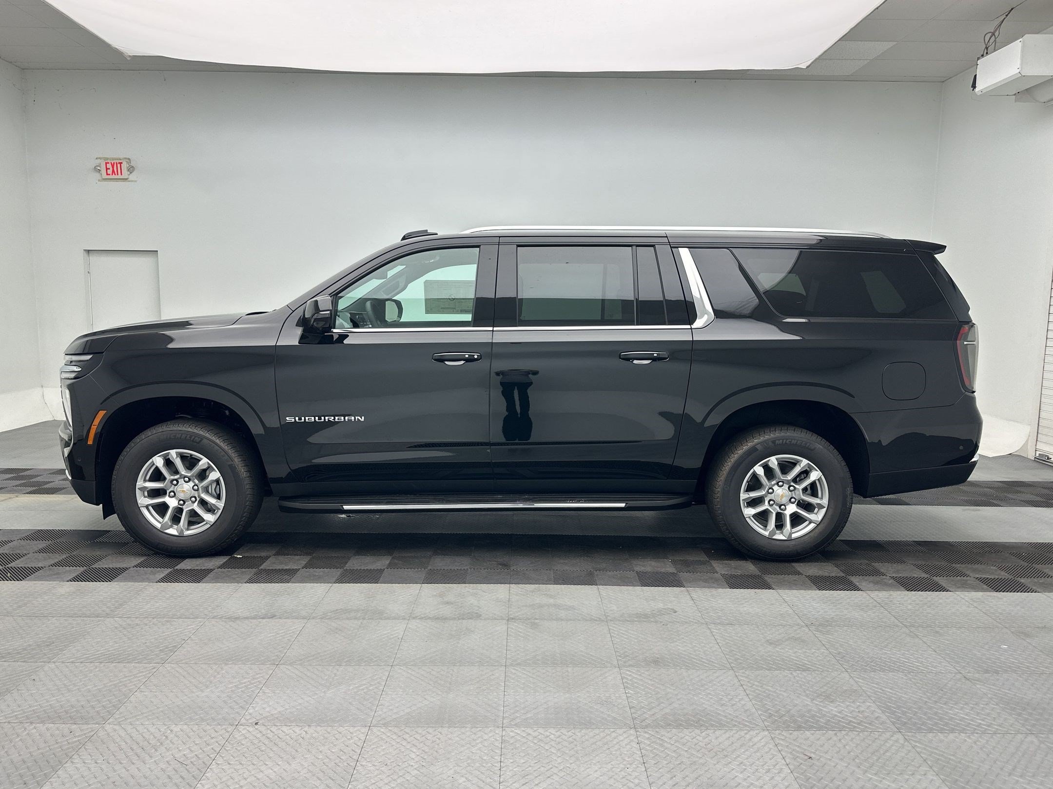 New 2026 Chevrolet Suburban LT w/ Comfort Package AWD/4WD image 2