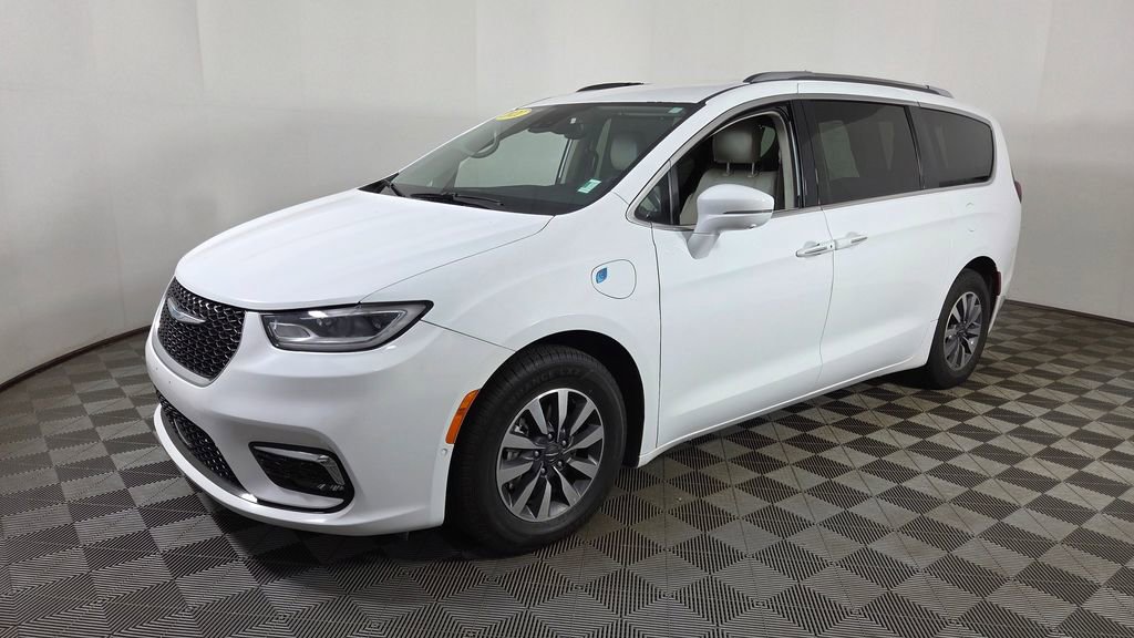 Used 2021 Chrysler Pacifica Touring-L FWD image 3