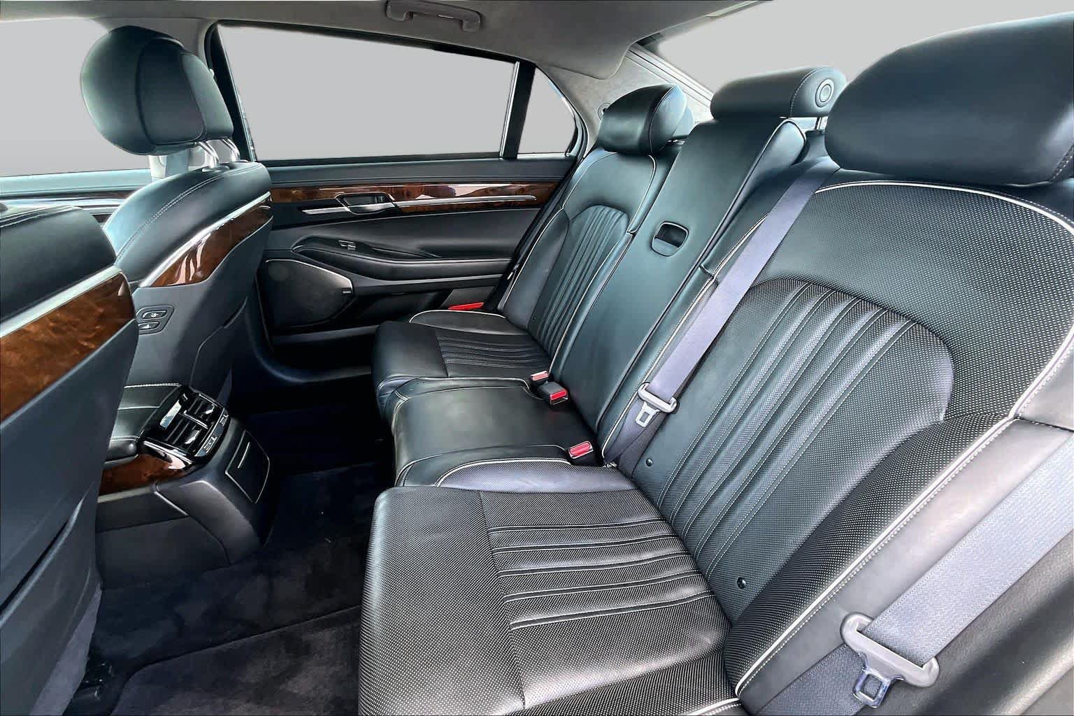 Used 2018 Genesis G90 3.3T Premium RWD image 21
