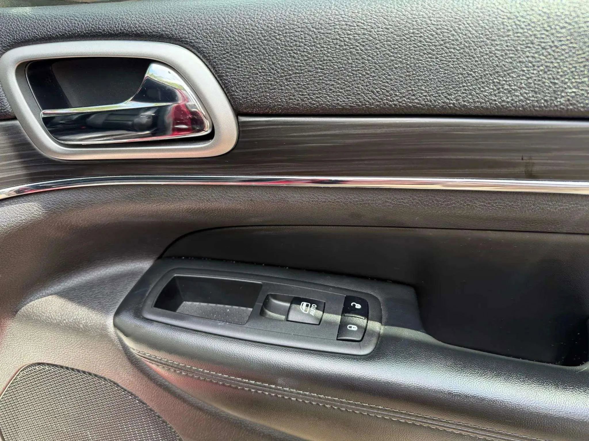 Used 2019 Jeep Grand Cherokee Limited image 10