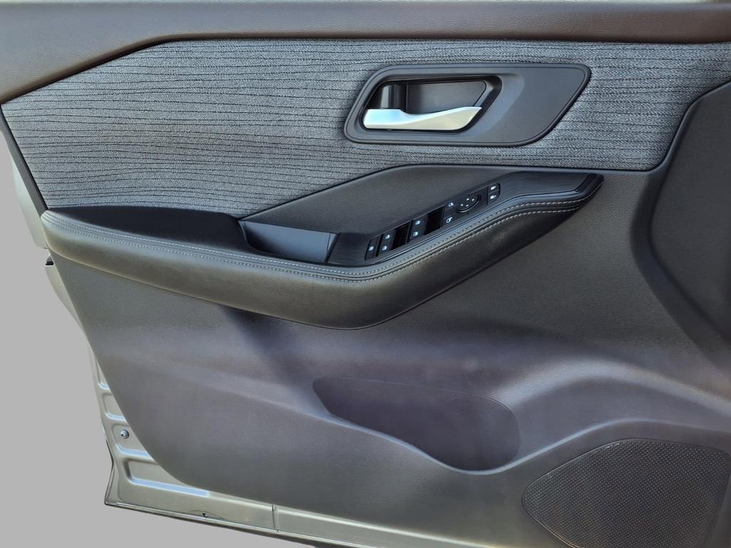 Used 2023 Nissan Rogue SV image 17