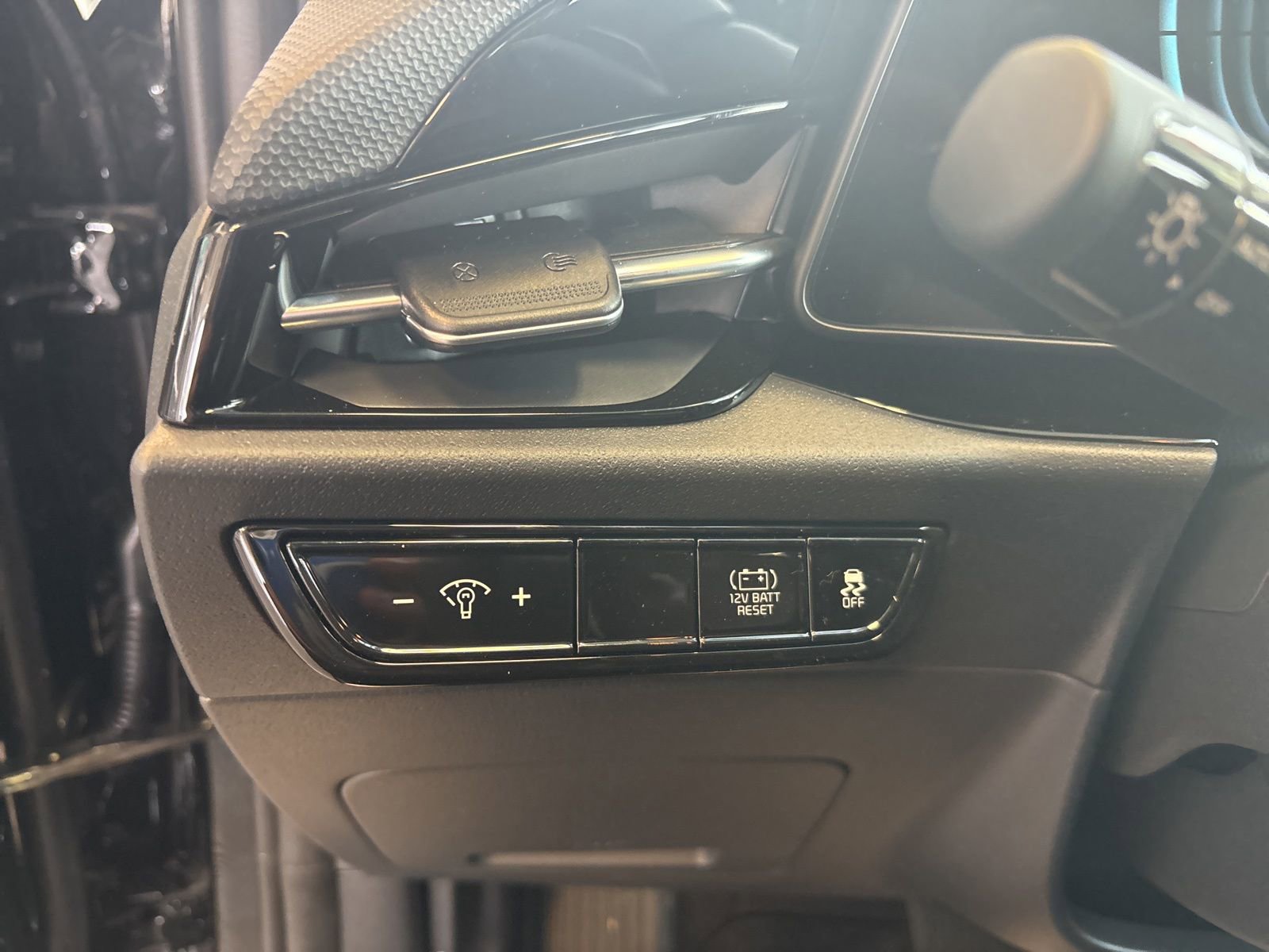 New 2025 Kia Niro EX image 17