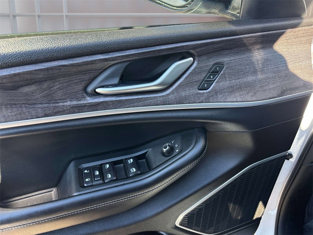 Used 2022 Jeep Grand Cherokee Limited image 16