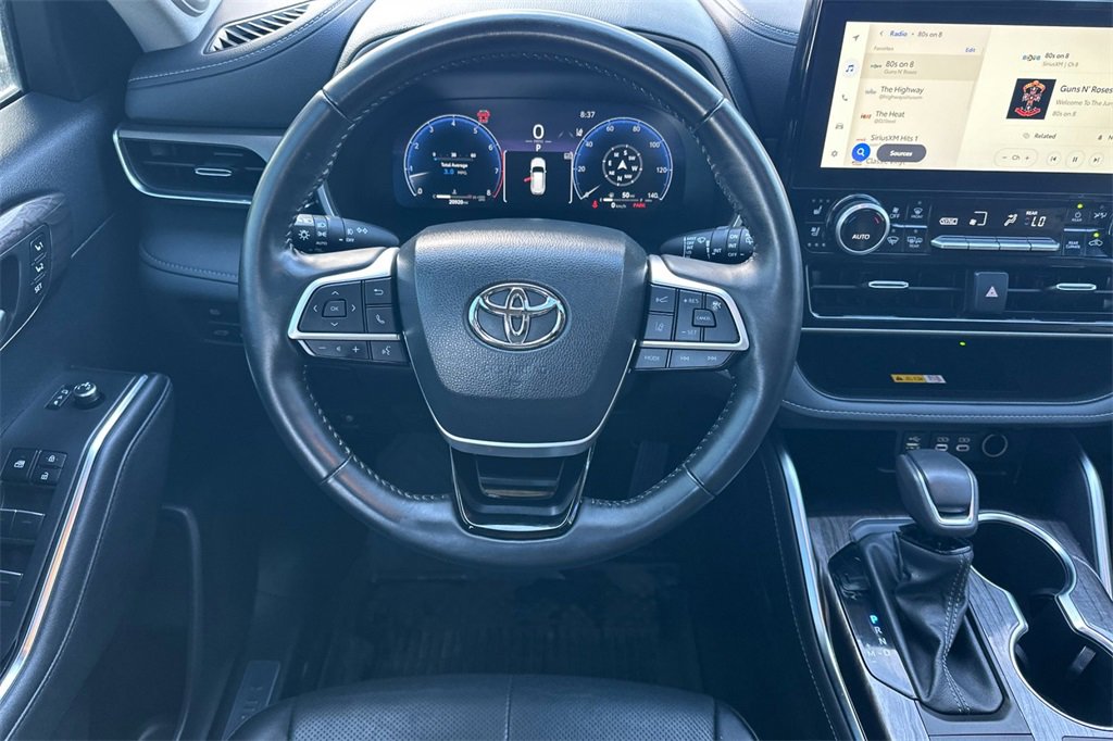 Used 2023 Toyota Highlander Limited image 16