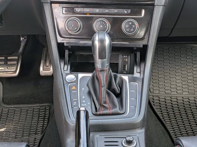 Used 2017 Volkswagen GTI SE image 19