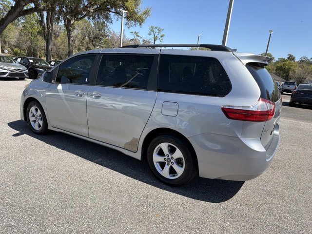 Used 2018 Toyota Sienna LE image 4